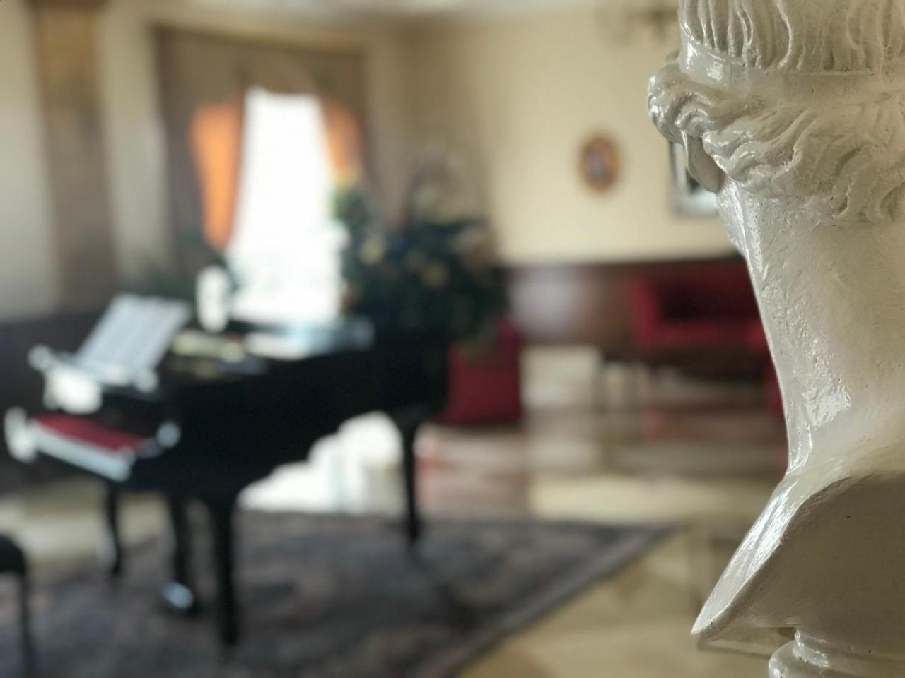 Grand Hotel Palace مارسالا المظهر الخارجي الصورة The piano at the home of the composer
