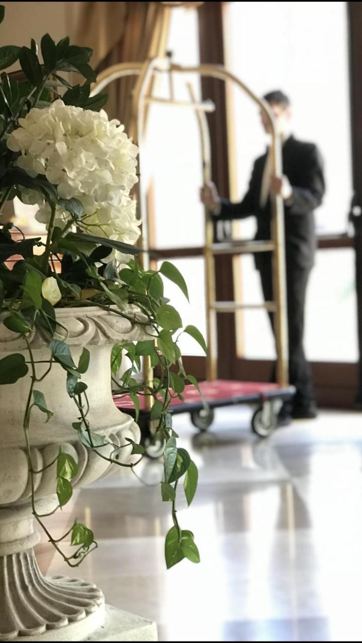 Grand Hotel Palace مارسالا المظهر الخارجي الصورة A bellboy with a luggage cart